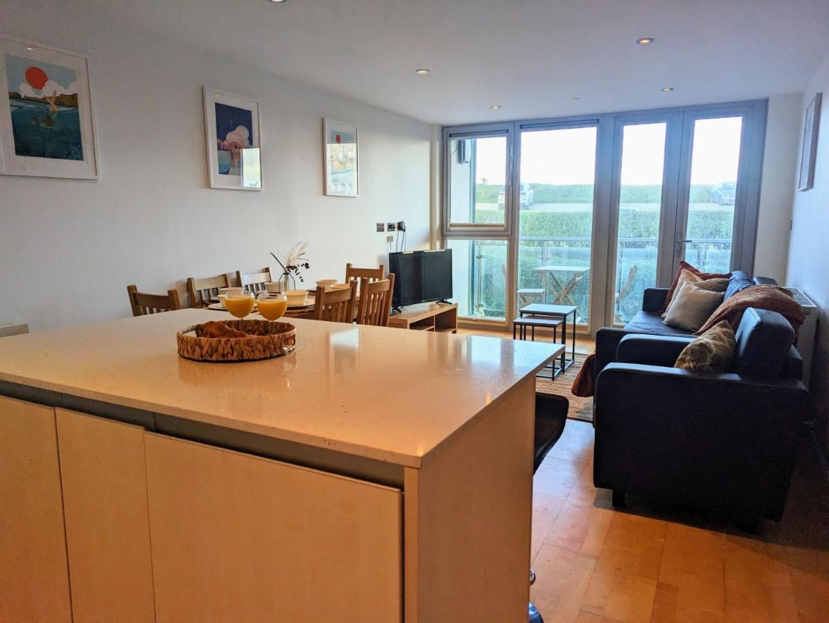 Apartment 100M From Fistral Beach- Underground Parking-Surf Shower & Locker- Sleeps 6 Ньюкі Екстер'єр фото