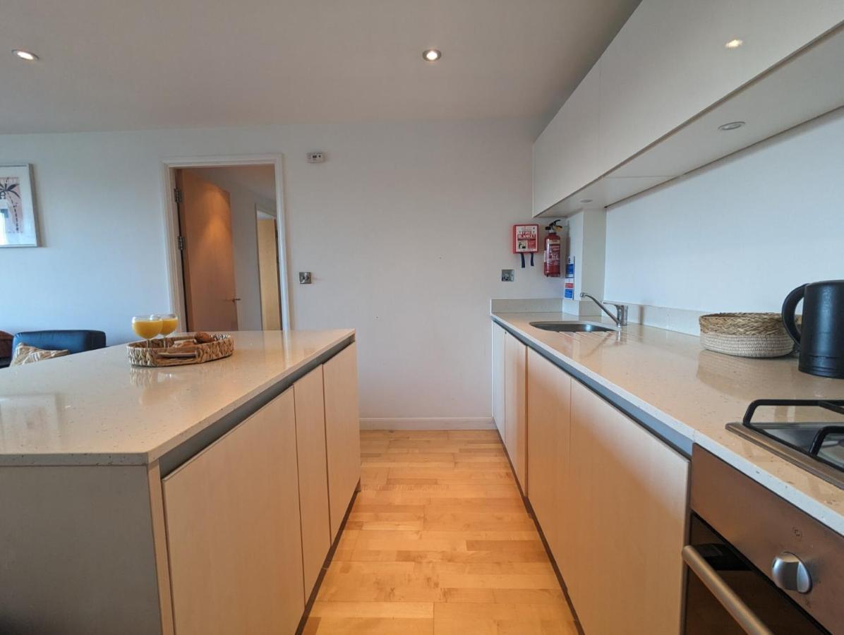 Apartment 100M From Fistral Beach- Underground Parking-Surf Shower & Locker- Sleeps 6 Ньюкі Екстер'єр фото