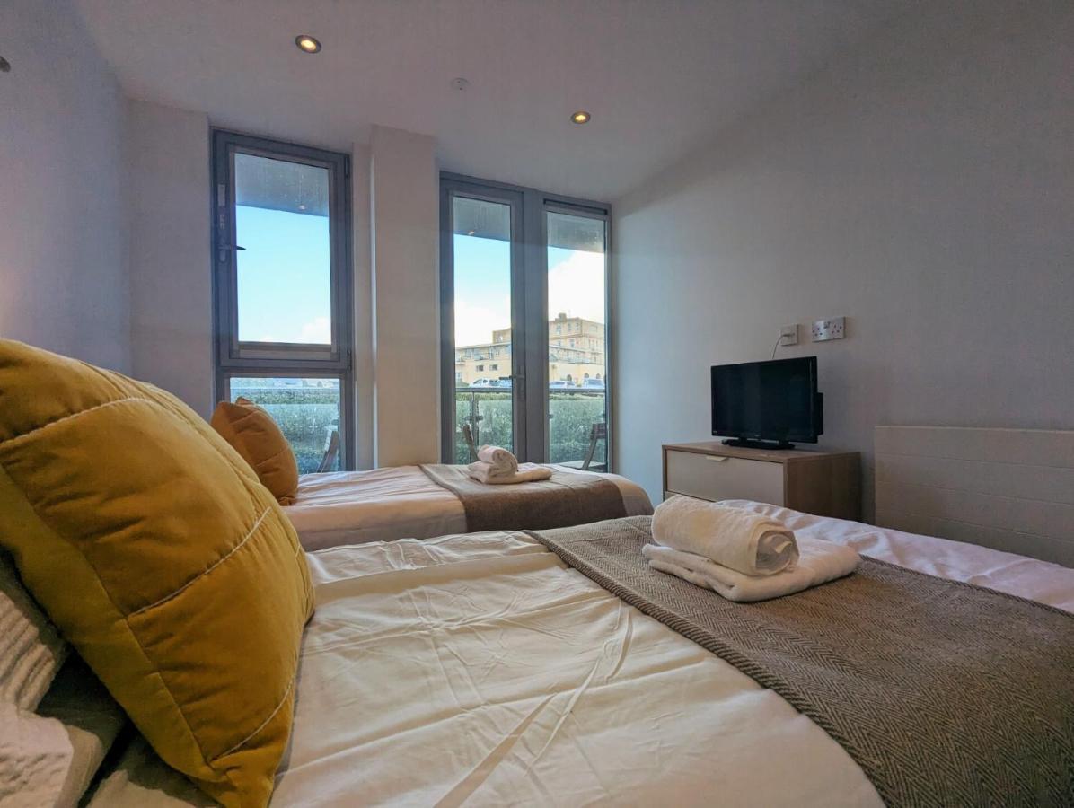 Apartment 100M From Fistral Beach- Underground Parking-Surf Shower & Locker- Sleeps 6 Ньюкі Екстер'єр фото