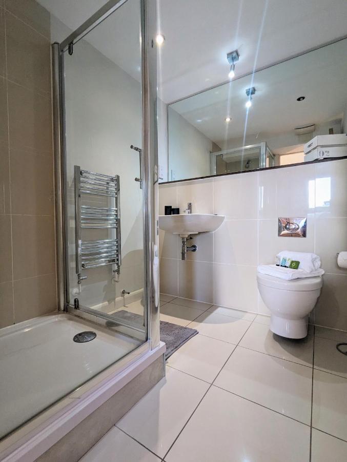 Apartment 100M From Fistral Beach- Underground Parking-Surf Shower & Locker- Sleeps 6 Ньюкі Екстер'єр фото