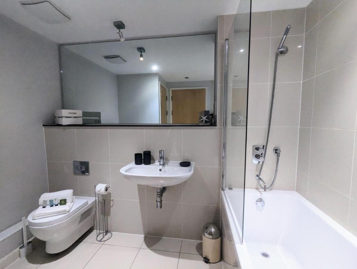 Apartment 100M From Fistral Beach- Underground Parking-Surf Shower & Locker- Sleeps 6 Ньюкі Екстер'єр фото