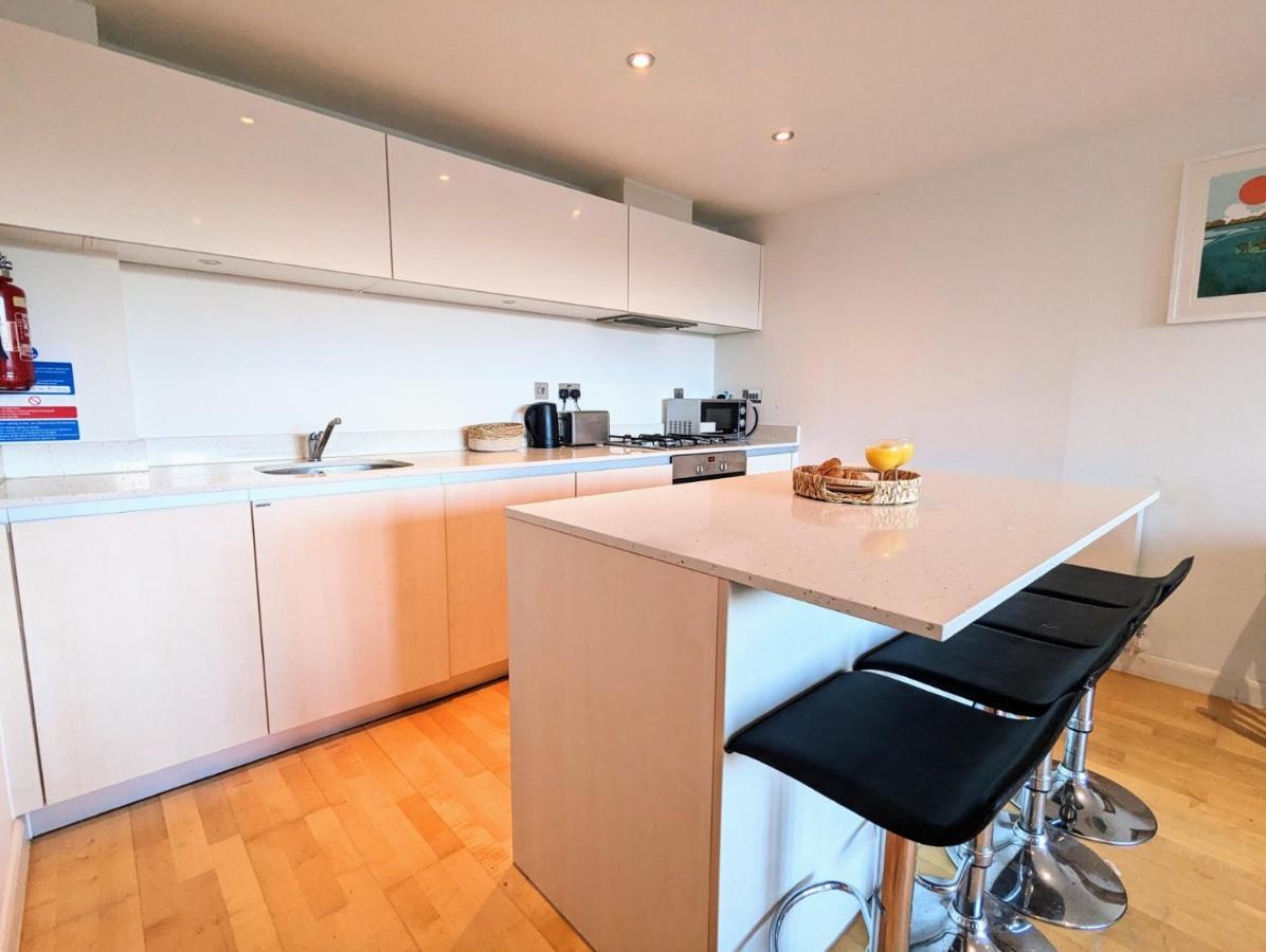 Apartment 100M From Fistral Beach- Underground Parking-Surf Shower & Locker- Sleeps 6 Ньюкі Екстер'єр фото
